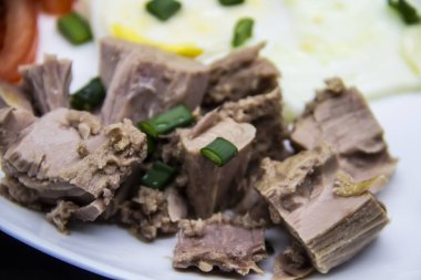 Sabahları yumurtalı nefis taze ton balığı. Beyaz tabakta ton balığı, yumurta ve sebzeli sağlıklı ve diyet kahvaltı..