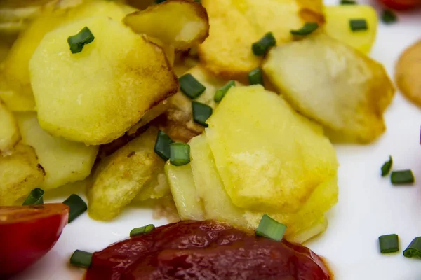 Batatas Fritas Caseiras Com Pepinos Frescos Tomates Cereja Molhos Prato — Fotografia de Stock