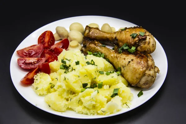 Sabrosas Patas Pollo Cocidas Con Patatas Tomates Champiñones Plato Blanco —  Fotos de Stock