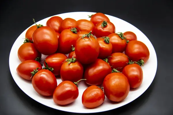 Tomates Cereja Vermelhos Frescos Maduros Uma Placa Branca Contra Fundo — Fotografia de Stock