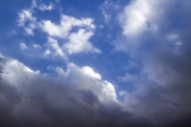 Mavi gökyüzündeki bulutlar. Çarpıcı gri bir gökyüzü. Fırtına yaklaşıyordu. Mavi arka planda güzel bir bulut. Gökyüzünde inanılmaz bulut deseni.