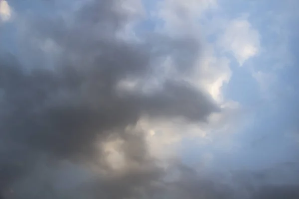 青空に雲 素晴らしい灰色の空 嵐が近づいている 青空を背景にした美しい雲 空の素晴らしい雲のパターン — ストック写真