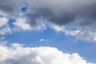 Mavi gökyüzündeki bulutlar. Mavi arka planda güzel bir bulut. Gökyüzünde güzel bulut deseni.