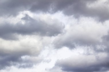 Gökyüzünde inanılmaz bulutlar. Beyaz gökyüzü arka planına karşı güzel bir bulut. Gökyüzündeki şaşırtıcı bulut deseni tasarım konseptinde kullanılabilir