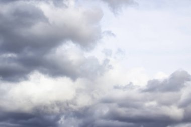 Gökyüzünde inanılmaz bulutlar. Beyaz gökyüzü arka planına karşı güzel bir bulut. Gökyüzündeki şaşırtıcı bulut deseni tasarım konseptinde kullanılabilir