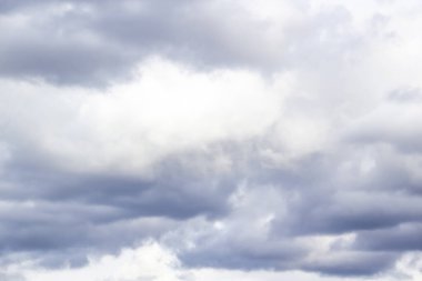 Gökyüzünde inanılmaz bulutlar. Beyaz gökyüzü arka planına karşı güzel bir bulut. Gökyüzündeki şaşırtıcı bulut deseni tasarım konseptinde kullanılabilir