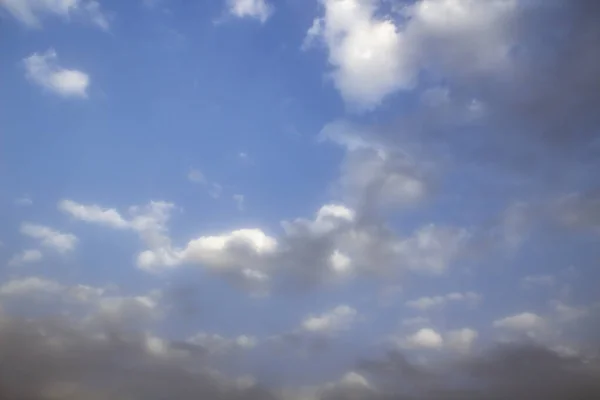 青空に雲 青空を背景にした美しい雲 空の美しい雲のパターン — ストック写真