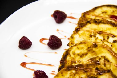 Ukrayna süzme peynirli börek, beyaz tabakta reçelli şurup. GDO 'suz ahududulu peynirli krep. Sabahları nefis kahvaltı yemekleri..