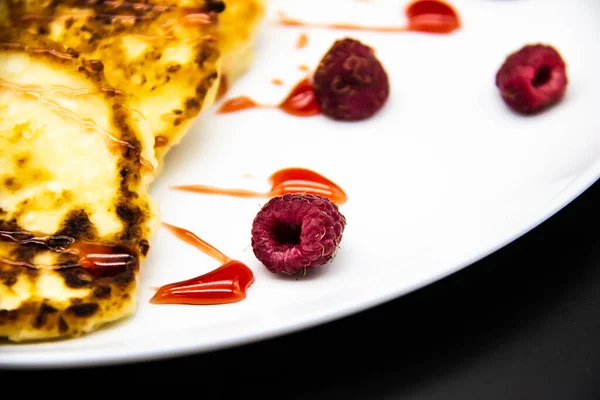 Ukrainische Quark Krapfen Syrniki Mit Marmelade Auf Weißem Teller Käsepfannkuchen — Stockfoto