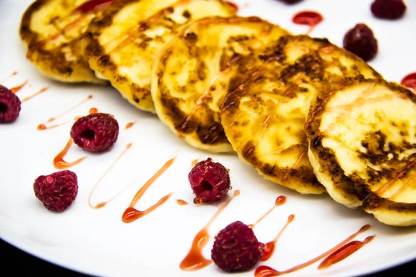 Ukrainische Quark Krapfen Syrniki Mit Marmelade Auf Weißem Teller Käsepfannkuchen — Stockfoto