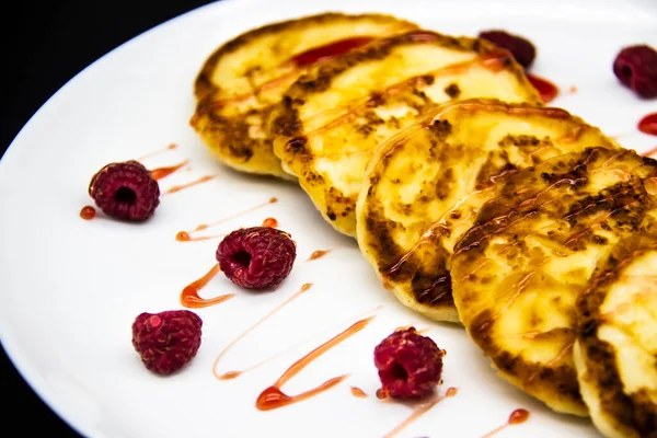 Ukrainische Quark Krapfen Syrniki Mit Marmelade Auf Weißem Teller Käsepfannkuchen — Stockfoto