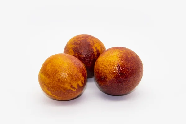 西西里橙色在白色的盘子上白色的背景 背景下的西西里橙子 健康可口的红色橙子 — 图库照片