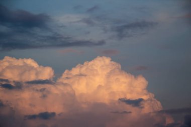 Gökyüzünde güzel bulutlar. Bulutlardan bir desen. Dramatik görünüm