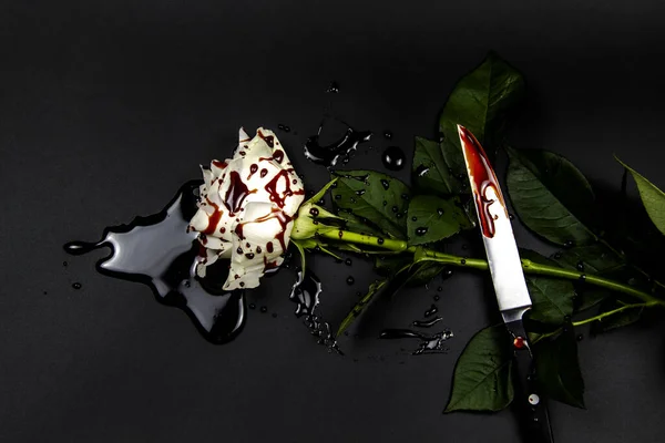 美丽而血腥的白玫瑰 黑色背景上有刀 血淋淋的玫瑰 概念图 白玫瑰 用刀和血 — 图库照片