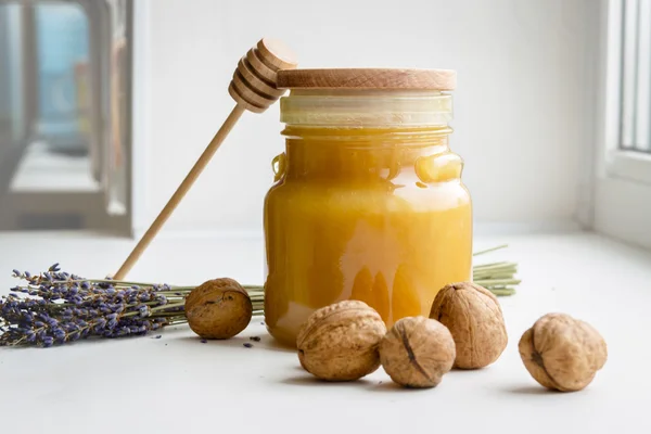 Walnuts on the table with curative honey — Stock fotografie