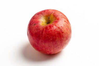 Beyaz arkaplanda kırmızı elma