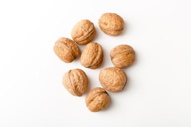 Beyaz arka planda cevizler