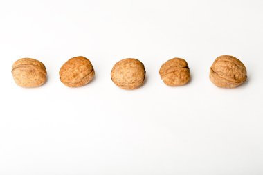 Beyaz arka planda cevizler