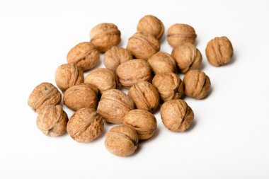 Beyaz arka planda cevizler