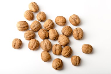 Beyaz arka planda cevizler