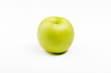 Beyaz arkaplanda yeşil elma