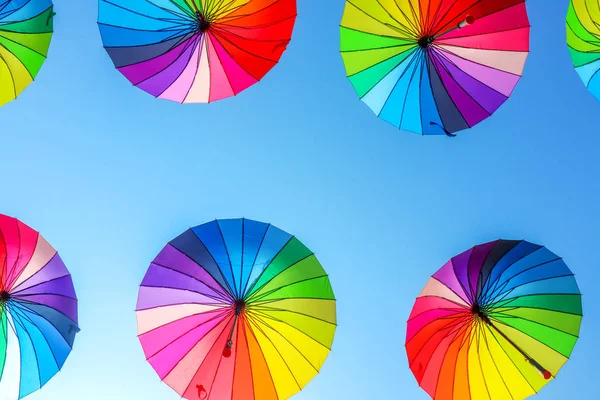 蓝色的天空映衬着彩色的雨伞 — 图库照片