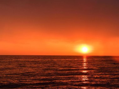 Denizin üzerinde gün batımı