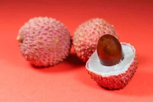 İzole bir arkaplanda liçi meyvesi yakın plan