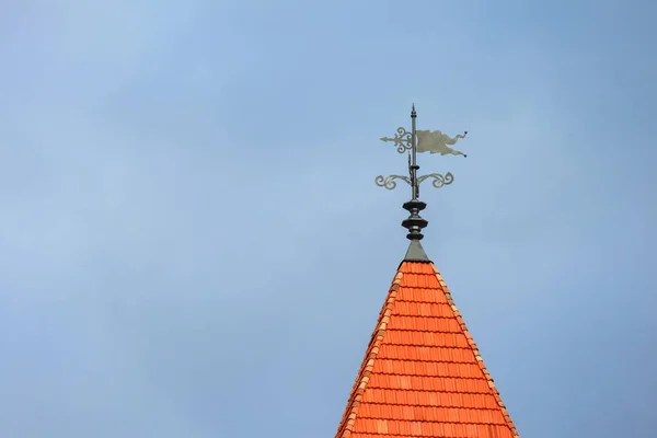 Binanın yan tarafında işaret olan bir kule.