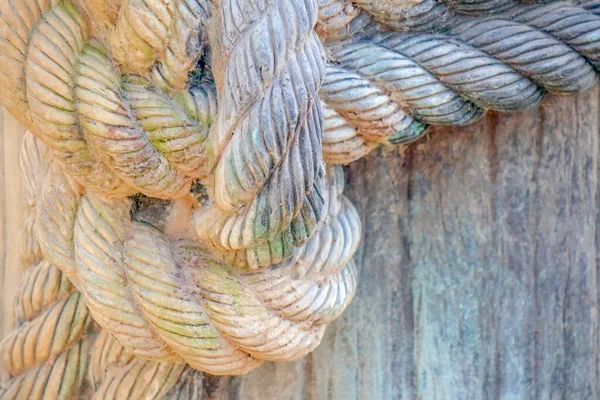 Ett rep bundet till en knut på piren — Stockfoto