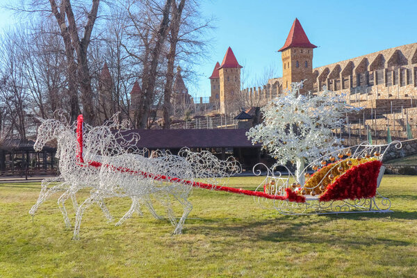 A group of horses made of wire on the lawn in front of the building