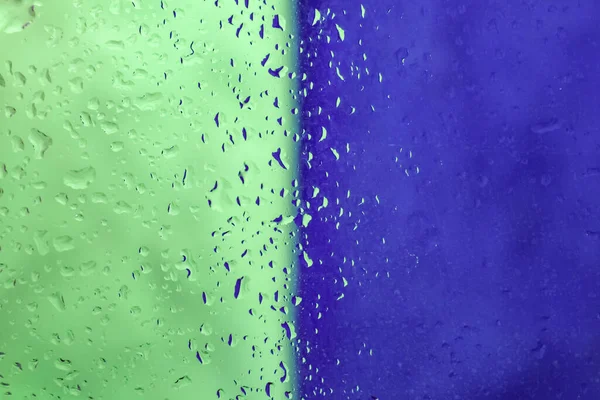 Gotas de agua sobre un fondo multicolor macro — Foto de Stock