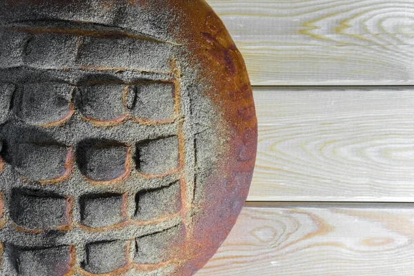 Una pagnotta di pane su fondo di legno — Foto Stock