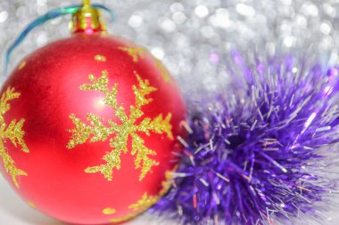 Makro arka planda yeni yıl için Noel ağacı süslemesi