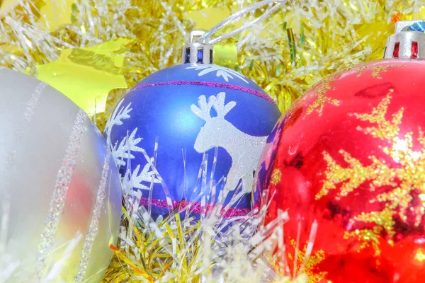 Makro arka planda yeni yıl için Noel ağacı süslemesi