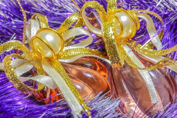 Makro arka planda yeni yıl için Noel ağacı süslemesi