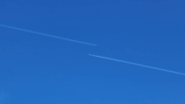 Gökyüzünde birbirine doğru uçan iki uçak.