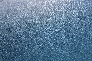 Yüzeyde sabah çiğ damlaları bulanık arkaplan dokusunda