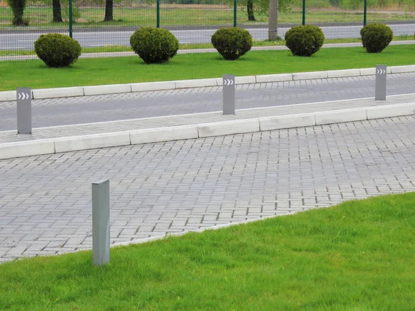 Nette Parkeerplaats Ingang Bijgesneden Groene Gazon Stad — Stockfoto