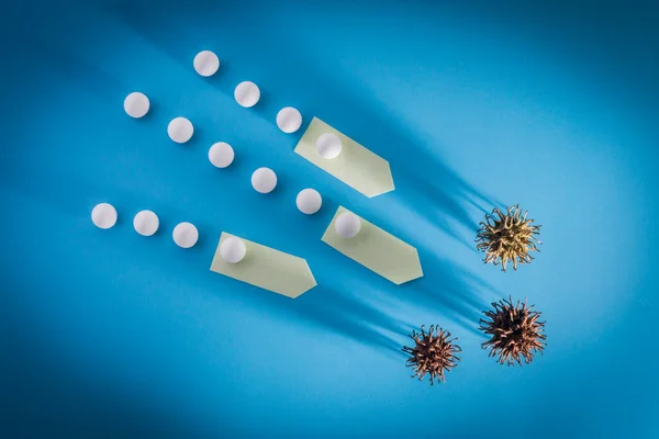 2019-nCov romanı Coronavirus 'un soyut virüs modeli. Covid-19 virüs grubu hapların saldırısına uğruyor. Coronavirus tedavisi konsepti ve virüs salgını koruma konsepti. Seçici odak.