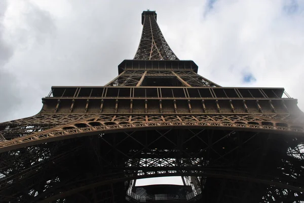 Vue Rapprochée Dessous Imposante Tour Eiffel — Photo