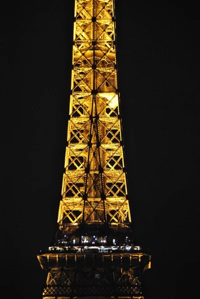Ein Nächtliches Foto Des Letzten Teils Des Eiffelturms Leuchtet Der — Stockfoto