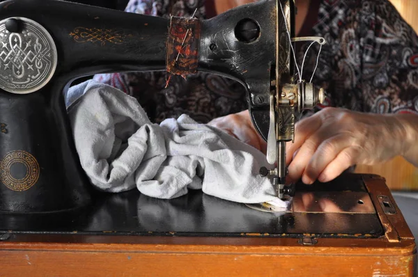 Bir eski moda dikiş makinesi üzerinde çalışmak — Stok fotoğraf