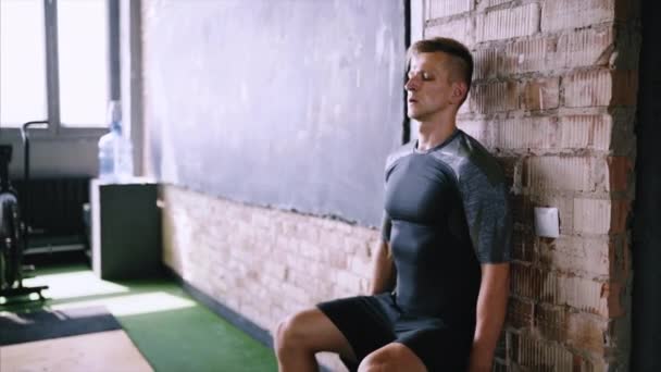 Kurze Flexibilität-Fokus-Sitzung am Trainingsplatz. — Stockvideo