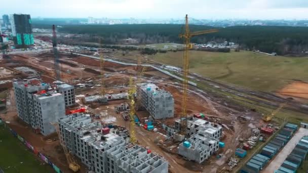 Drone voar em torno de guindaste de construção, processo de desenvolvimento de bloco de elevação alta de apartamentos — Vídeo de Stock