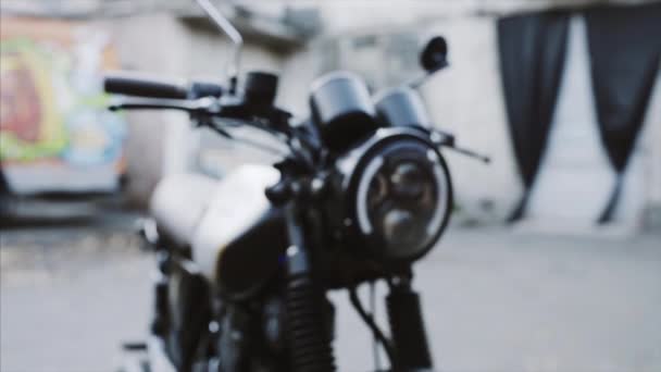Pan záběr motocyklu v neonové světlo hustoty, městské pozadí. Vlastní moderní kolo. — Stock video