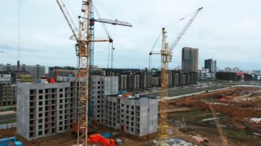 İHA inşaat vincinin üzerinde uçuyor, yüksek katlı apartman bloklarının geliştirme süreci