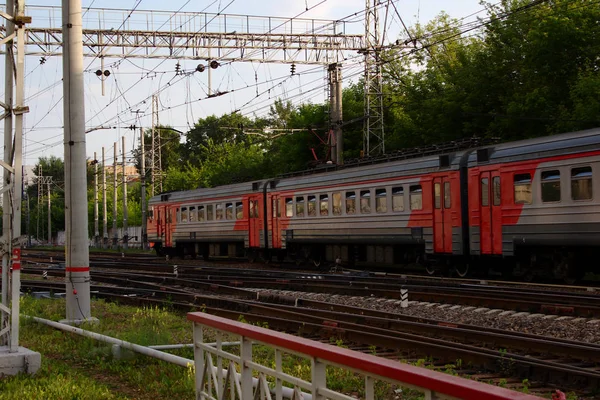 Treno Avvicina Alla Stazione — Foto Stock