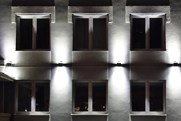 Frammento Muro Edificio Con Illuminazione Notturna — Foto Stock