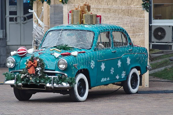 Retro Auto Met Bloemenslingers Kerstcadeaus — Stockfoto